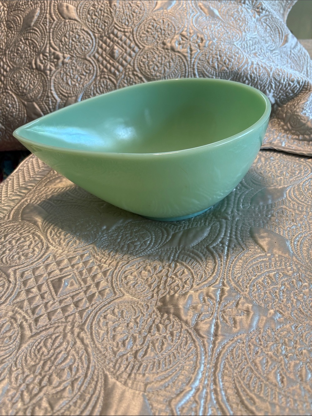 Beautiful, Perfect Condition Jadite Serving Bowl - Rare Teardrop 11 x 8 1/2 - Picture 8 of 9